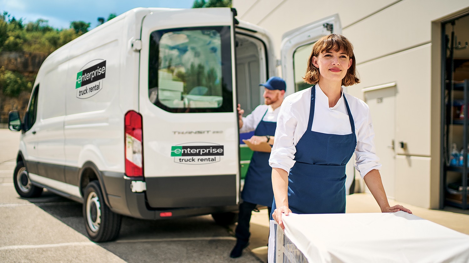 Employés de services de restauration avec une fourgonnette utilitaire Enterprise Location de camions