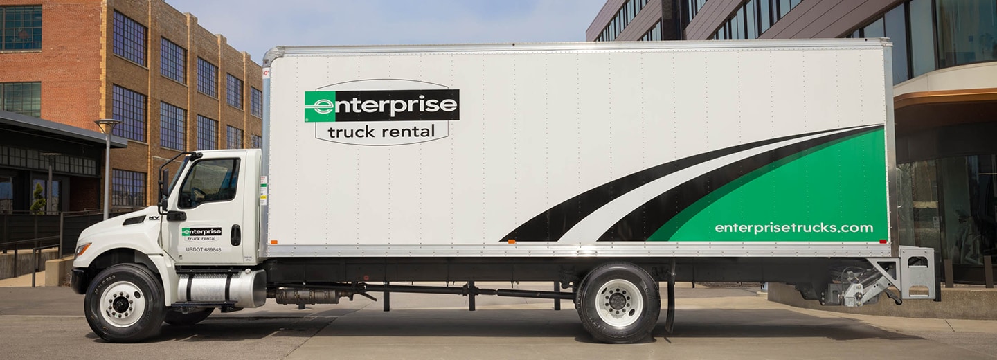 Vue latérale d’un camion stationné avec le logo Enterprise Location de camions