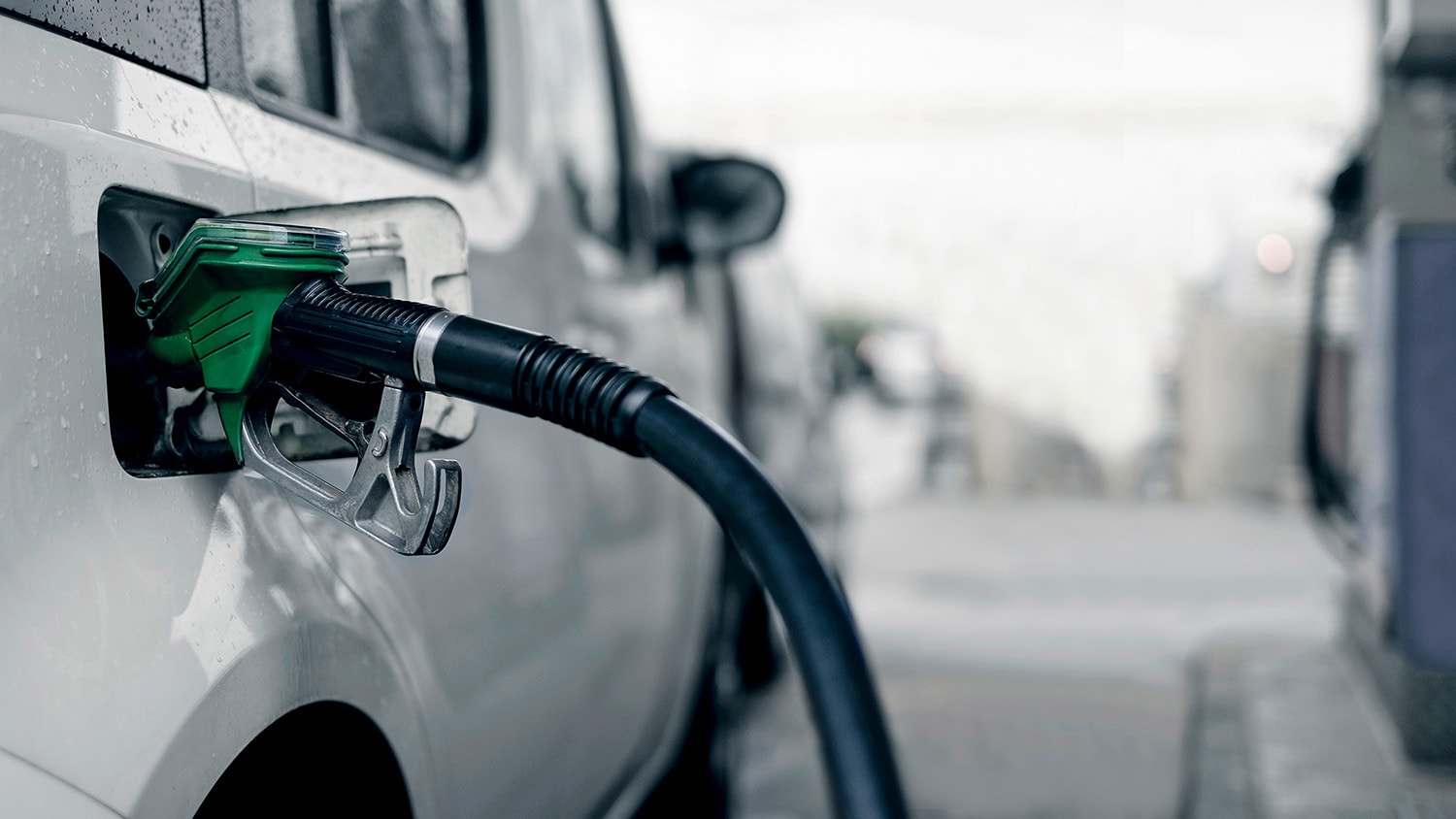 Pompage du carburant dans le véhicule