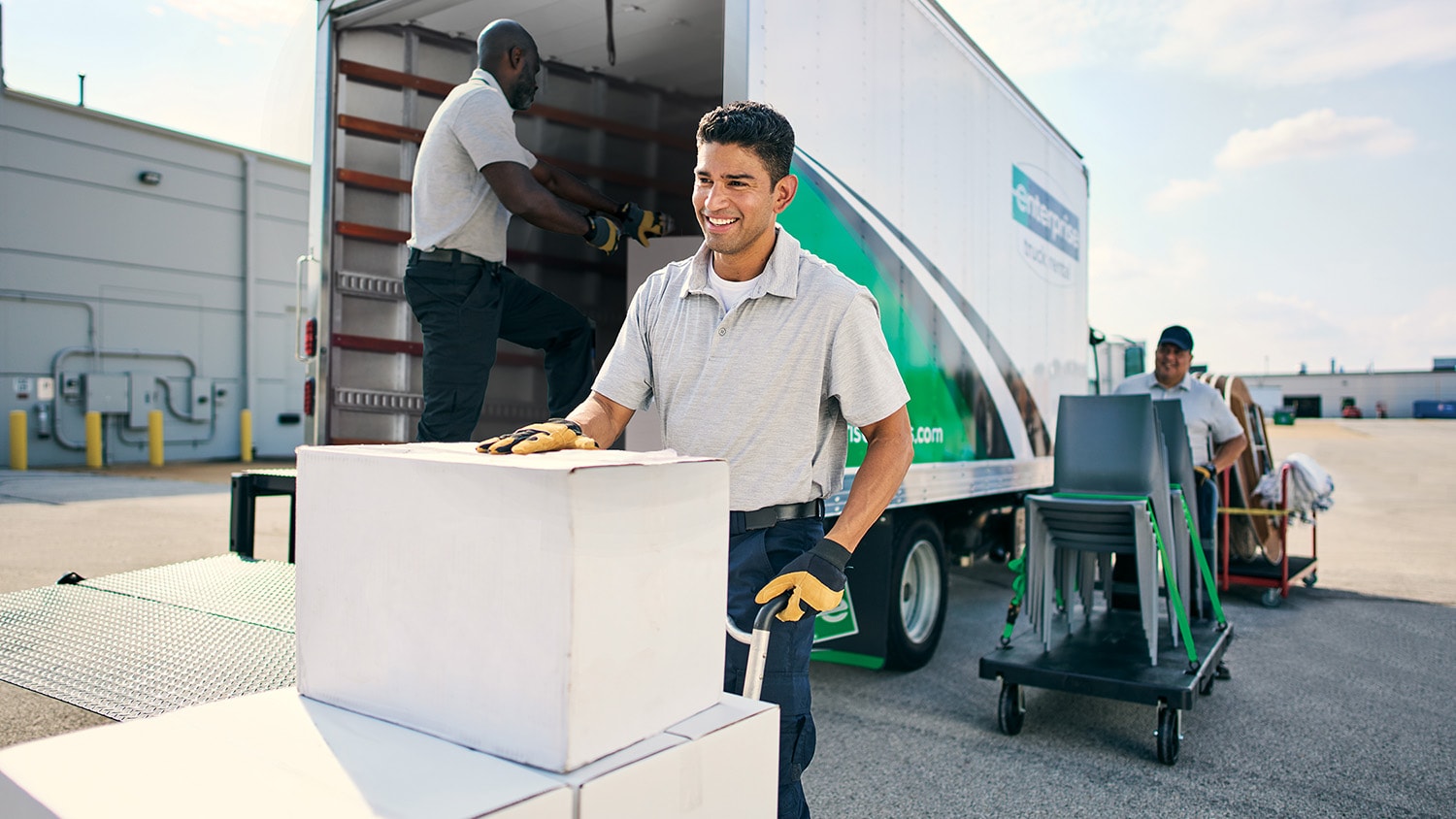 Employés chargeant un camion de location Enterprise