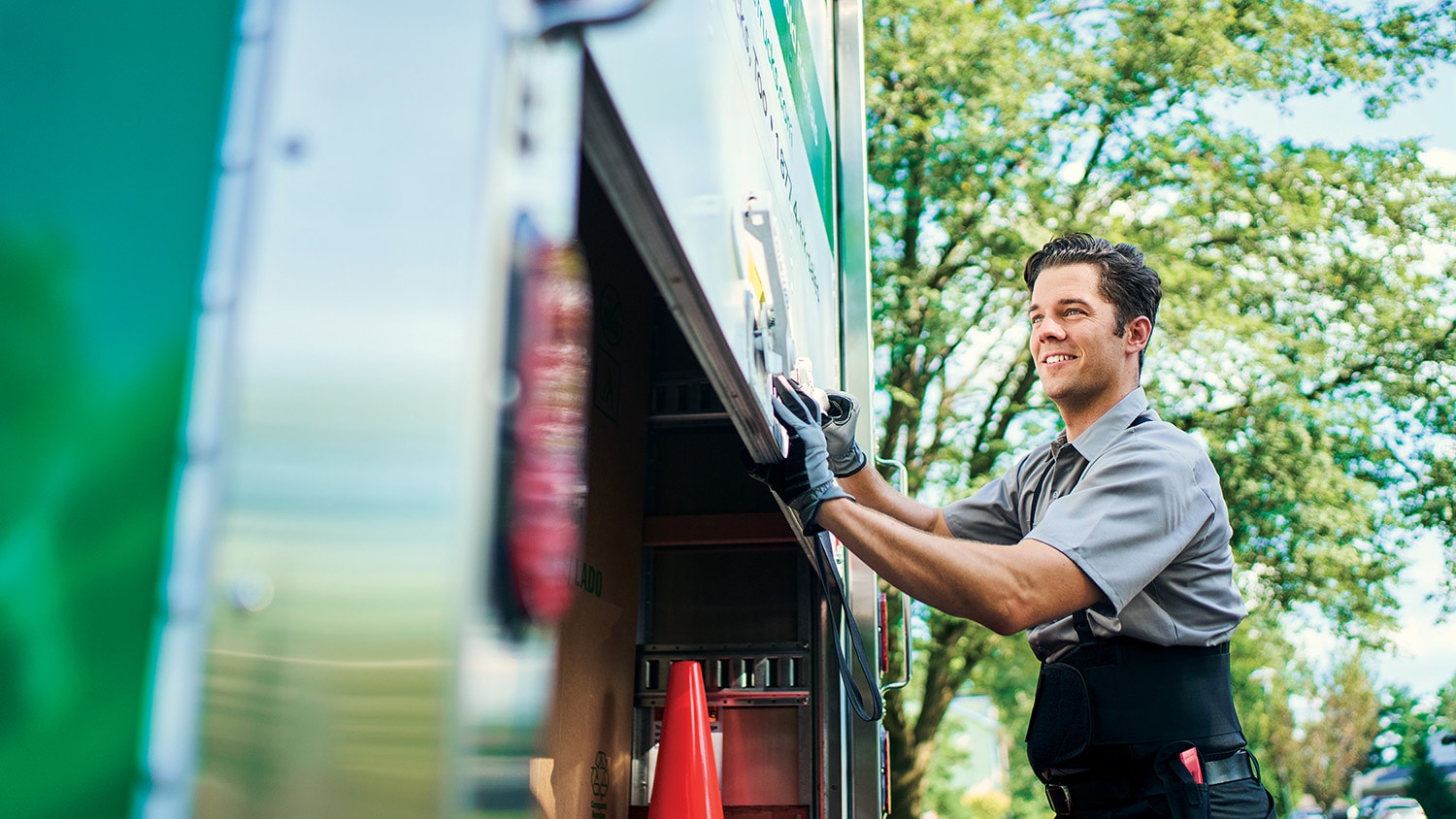 Employé ouvrant l'arrière du camion