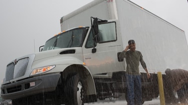 Conducteur de camion sous la pluie