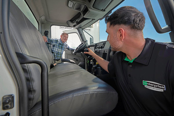 Employés chargeant un camion de location Enterprise