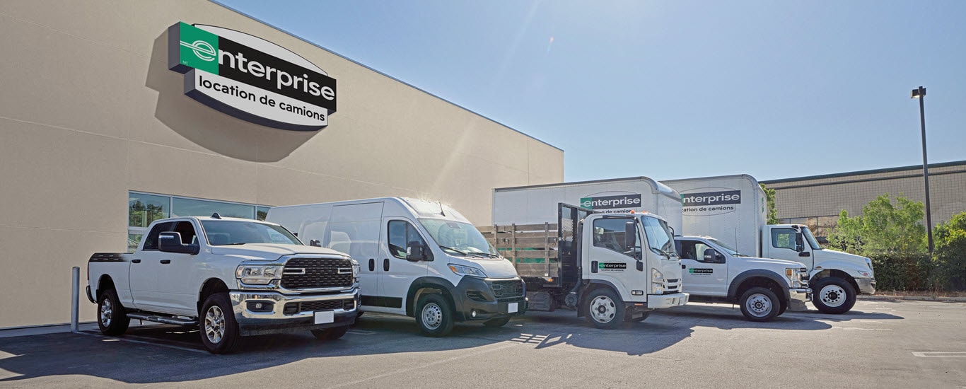 Personne arrimant une charge sur un camion à plateau