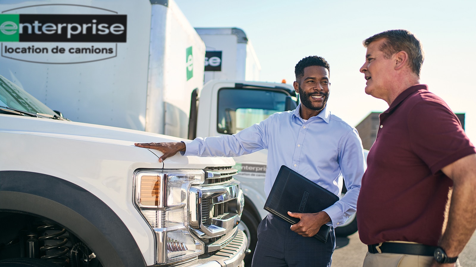 Deux personnes qui discutent de camions